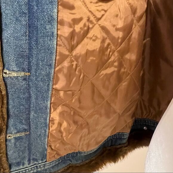 St Johns Bay jean jacket with faux fur trim. Sz Med - Picture 2 of 4